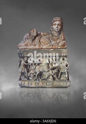 Piccola urna cineraria funeraria etrusca (cineraria) raffigurante una donna sdraiata in stile kline sul coperchio, stile ellenistico, di chiusi II secolo a.C., con re Foto Stock