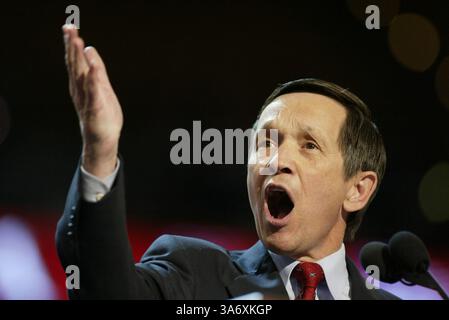 28 luglio 2004; Boston, ma, Stati Uniti; DENNIS KUCINICH (D-OH), ex candidato presidenziale democratico, parla durante il terzo giorno della Convention Nazionale Democratica tenutasi a Boston, Massachusetts. Foto Stock