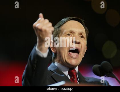 28 luglio 2004; Boston, ma, Stati Uniti; DENNIS KUCINICH (D-OH), ex candidato presidenziale democratico, parla durante il terzo giorno della Convention Nazionale Democratica tenutasi a Boston, Massachusetts. Foto Stock
