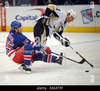 5 febbraio 2007 - l'ala sinistra dei New York Rangers Petr Prucha (25) cade sul ghiaccio mentre cerca di ottenere il controllo del disco contro il centro dei Pittsburgh Penguins Jordan Staal (11) nel secondo periodo al Madison Square Garden di New York, lunedì 5 gennaio 2009. (J. Conrad Williams Jr./ Newsday/MCT) (immagine di credito: © J. Conrad Williams Jr/MCT/ZUMAPRESS.com) Foto Stock