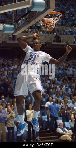 17 gennaio 2008 - Deon Thompson (21) della Carolina del Nord batte Miami nel primo tempo allo Smith Center di Chapel Hill, Carolina del Nord, sabato 17 gennaio 2009. L'UNC ha sconfitto Miami, 82-65. (Robert Willett/Raleigh News & Observer/MCT) (immagine di credito: © Raleigh News & Observer/MCT/ZUMAPRESS.com) Foto Stock