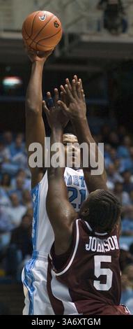 7 gennaio 2008 - Deon Thompson (21) del North Carolina spara al Jermaine Johnson (5) del College of Charleston nel primo tempo allo Smith Center di Chapel Hill, North Carolina, mercoledì 7 gennaio 2009. (Robert Willett/Raleigh News & Observer/MCT) (immagine di credito: © Robert Willett/MCT/ZUMAPRESS.com) Foto Stock