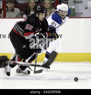 2 gennaio 2009 - Chad Larose (59) dei Carolina Hurricanes sposta il puck contro Patrik Berglund (21) dei St. Louis Blues durante la prima azione d'epoca presso l'RBC Center di Raleigh, Carolina del Nord, venerdì 2 gennaio 2009. (Chris Seward/Raleigh News & Observer/MCT) (immagine di credito: © Chris Seward/MCT/ZUMAPRESS.com) Foto Stock