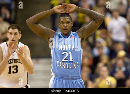 11 gennaio 2009 - Deon Thompson (21) della Carolina del Nord reagisce a un turnover, mentre Chas McFarland (13) di Wake Forest applaude dietro di lui nel primo tempo al Lawrence Joel Coliseum di Winston-Salem, Carolina del Nord, domenica 11 gennaio 2009. Wake Forest ha sconfitto UNC, 92-89. (Robert Willett/Raleigh News & Observer/MCT) (immagine di credito: © Robert Willett/MCT/ZUMAPRESS.com) Foto Stock