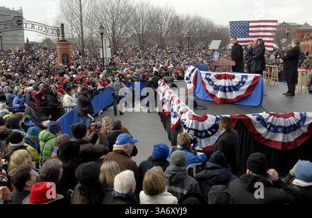 17 gennaio 2009 - il presidente eletto Barack Obama si rivolge alla folla di Wilmington, Delaware, come sua moglie, Michelle Obama, il vicepresidente eletto Joe Biden e sua moglie, Jill Biden, ascoltate, sabato 17 gennaio, 2009. gli Obamas e i Bidens fecero un viaggio in treno cerimoniale da Philadelphia e Wilmington a Washington. (April Saul/Philadelphia Inquirer/MCT) (immagine di credito: © Philadelphia Inquirer/MCT/ZUMAPRESS.com) Foto Stock