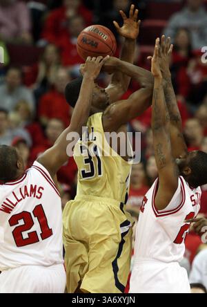 17 gennaio 2009 - C.J. Williams (21) della Carolina del Nord fallo con Gani Lawal (31) della Georgia Tech in un tentativo di tiro nel primo tempo al RBC Center di Raleigh, Carolina del Nord, sabato 17 gennaio 2009. NC State sconfisse Georgia Tech ai tempi supplementari, 76-71. (Ethan Hyman/Raleigh News & Observer/MCT) (immagine di credito: © Raleigh News & Observer/MCT/ZUMAPRESS.com) Foto Stock