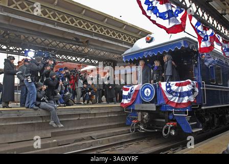 17 gennaio 2009 - il presidente eletto Barack Obama, sua moglie, Michelle Obama, il vicepresidente eletto Joe Biden e sua moglie, Jill Biden, salutano i media in attesa del loro treno inaugurale per lasciare Wilmington, Delaware, sabato 17 gennaio 2009. Gli Obamas e i Bidens fecero un viaggio in treno cerimoniale da Philadelphia e Wilmington a Washington. (April Saul/Philadelphia Inquirer/MCT) (immagine di credito: © Philadelphia Inquirer/MCT/ZUMAPRESS.com) Foto Stock