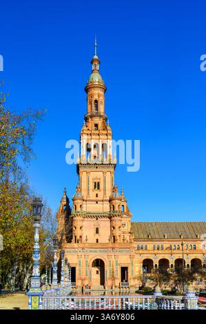 Caratteristiche architettoniche di una torre nel famoso edificio in Plaza de Espana, tra cui muratura ornata, finestre ad arco e guglie decorative. Foto Stock