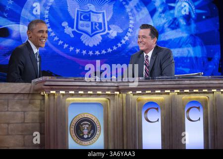 8 dicembre 2014 - Washington, District of Columbia, Stati Uniti - il presidente degli Stati Uniti BARACK OBAMA, Left, Tapes di Comedy Central ''The Colbert Report'' con il personaggio televisivo STEPHEN COLBERT al Lisner Auditorium nel campus della George Washington University. Questa è la terza apparizione del presidente Obama nello show, che trasmetterà il suo ultimo episodio il 18 dicembre 2014. (Immagine di credito: © Andrew Harrer-POOL/CNP/ZUMAPRESS.com) Foto Stock