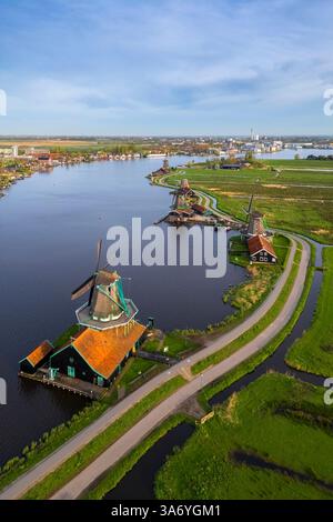 Vista aerea dei tipici mulini a vento di Zaanse Schans sul fiume Zaan in primavera. Zaanse Schans, Olanda settentrionale, municipalità di Zaanstad, Paesi Bassi Foto Stock