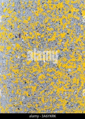 Sfondo in calcestruzzo temprato grigio giallo astratto Foto Stock