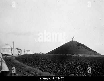 Il monumento nel campo di Waterloo, il sito storico della battaglia di Waterloo. Si trova nel Belgio meridionale, a circa 20 chilometri a sud di Bruxelles. Il campo di battaglia si trova vicino alla città di Waterloo e si estende su aree dei comuni di Braine-l'Alleud e Lasne. Un punto di riferimento fondamentale è il Lion's Mound. Da una raccolta di fotografie tratte da un tour europeo di famiglia che si è svolto nel 1899. Le fotografie originali erano di circa 3 ½ x 2 ½ pollici e presentano un'interessante vista dei costumi, delle mode e della storia sociale del tardo periodo vittoriano. Foto Stock