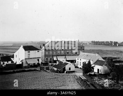 Il monumento nel campo di Waterloo, il sito storico della battaglia di Waterloo. Si trova nel Belgio meridionale, a circa 20 chilometri a sud di Bruxelles. Il campo di battaglia si trova vicino alla città di Waterloo e si estende su aree dei comuni di Braine-l'Alleud e Lasne. Un punto di riferimento fondamentale è il Lion's Mound. Da una raccolta di fotografie tratte da un tour europeo di famiglia che si è svolto nel 1899. Le fotografie originali erano di circa 3 ½ x 2 ½ pollici e presentano un'interessante vista dei costumi, delle mode e della storia sociale del tardo periodo vittoriano. Foto Stock