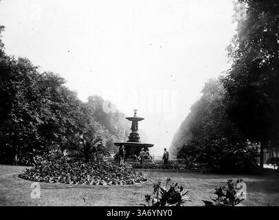 Giardini ornamentali e corsi d'acqua a Königsallee, affettuosamente noti come "Kö". È il viale più famoso di Düsseldorf. Oggi è una lussuosa strada dello shopping costeggiata da boutique di alta moda, negozi di punta e eleganti caffè. Da una raccolta di fotografie tratte da un tour europeo di famiglia che si è svolto nel 1899. Le fotografie originali erano di circa 3 ½ x 2 ½ pollici e presentano un'interessante vista dei costumi, delle mode e della storia sociale del tardo periodo vittoriano. Foto Stock