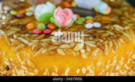 Primo piano di un prodotto di pasticceria in un'esposizione al dettaglio. Foto Stock