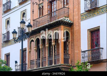 Piccolo portico sulla facciata di un vecchio edificio nel quartiere storico di El Arenal. Foto Stock
