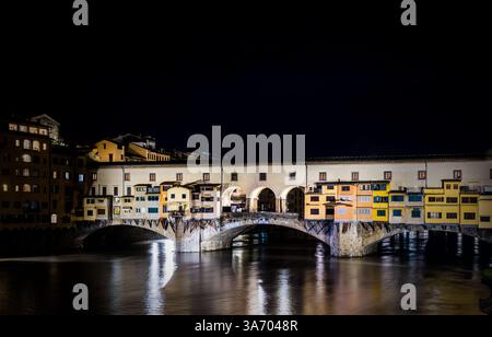 Ponte Veccho a Firenze, in Italia di notte illuminata. Foto Stock
