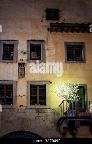Balcone illuminato intorno al Ponte Veccho a Firenze di notte. Foto Stock