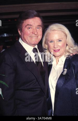 Agosto 11, 2006 - Mike Douglas con sua moglie GENEVIEVE PURNELL DOUGLAS 1985.F1796. NATE CUTLER- MIKEDOUGLASRETRO(Immagine di credito: © Globo foto/ZUMAPRESS.com) Foto Stock