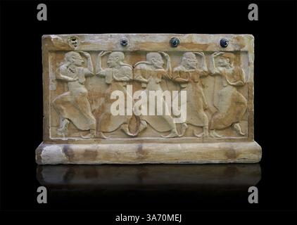 Piccola urna cineraria funeraria etrusca (cineraria) pannello laterale con sculture a rilievo raffiguranti una danza etrusca, di chiusi con III secolo a.C. Nati Foto Stock