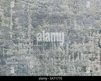 Motivo astratto o texture astratta del pavimento in moquette nelle sfumature di blu e grigio. Tappeto di alta qualità con sporcizia e grunge casuali Foto Stock