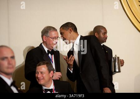 5 novembre 2014 - (FILE FOTO) - il leader della minoranza del Senato Mitch McConnell, del Kentucky, è stato rieletto al sesto mandato martedì, poiché il suo partito repubblicano ha ottenuto almeno sette seggi al Senato, consentendo ai repubblicani di prendere il controllo del Senato degli Stati Uniti. NELLA FOTO: 31 gennaio 2009 - Washington, Distretto di Columbia, Stati Uniti - il presidente BARACK OBAMA parla con il leader delle minoranze del Senato MITCH MCCONNELL alla cena annuale di Alfalfa al Capital Hilton Hotel. (Immagine di credito: © Pete Souza/The White House/ZUMA Press) Foto Stock