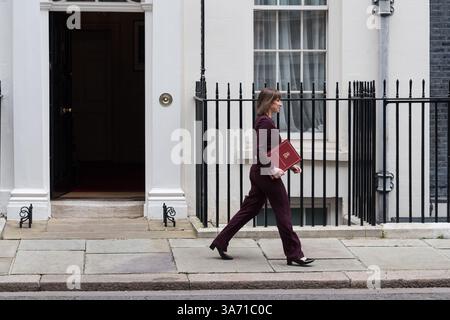 Londra, Regno Unito. 26 marzo 2025. Il Cancelliere dello Scacchiere britannico Rachel Reeves lascia l'11 Downing Street prima dell'annuncio della dichiarazione di primavera alla camera dei comuni. Crediti: Wiktor Szymanowicz/Alamy Live News Foto Stock