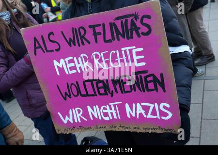 Unter dem Titel Nie wieder ist jetzt - Großdemonstration gegen den Rechtsruck in der Gesellschaft - Demoschild: ALS WIR FLINTA*S MEHR RECHTE WOLLTEN, MEINTEN WIR NICHT NAZIS - FLINTA* Frauen, Lesben, inter, trans und agender Personen - Deutschland, GER, DEU, Germania, Gießen, Germania, 08.02.2025 - Protestaktion gegen rechte Tendenzen und den gesellschaftlichen Rechtsruck in weiten Teilen der Deutschen Bevölkerung. Ein weiteres aktuelles Thema War die Abstimmung von Union, FDP und AfD im Deutschen Bundestag zur Migrationsdebatte. Die Protestierenden zeigten ihren Unmut gegen den Kanzlerkandidaten der CD Foto Stock