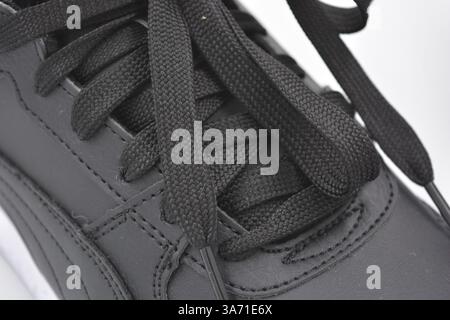 Belle scarpe sportive per giovani, stivali neri con suola rigida bianca su un plast bianco. Semistivali caldi in similpelle con isolamento. Foto Stock