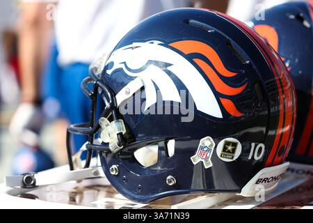 9 novembre 2014: Il wide receiver dei Denver Broncos Emmanuel Sanders (10) attende il ritorno del proprietario durante la prima metà della partita di football tra Denver Broncos e Oakland Raiders all'O.co Coliseum di Oakland, California. I Denver Broncos guidarono gli Oakland Raiders all'intervallo 20 a 10.(Credit Image: © Christopher Trim/Cal Sport Media/ZUMAPRESS.com) Foto Stock