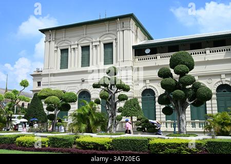 Il Museo Wat Phra Kaew, il Museo del Buddha di Smeraldo e il giardino nel complesso del Grand Palace a Bangkok, Thailandia. Foto Stock
