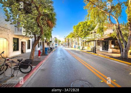 Key West, Florida. Case colorate della famosa Duval Street con vista su Key West. Stati Uniti meridionali Foto Stock