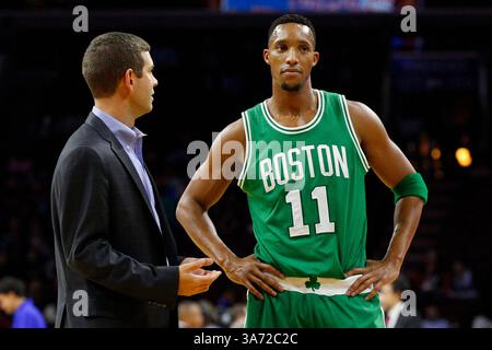 16 ottobre 2014: La guardia dei Boston Celtics Evan Turner (11) ascolta l'allenatore Brad Stevens durante la gara di pre-stagione NBA tra i Boston Celtics e i Philadelphia 76ers al Wells Fargo Center di Philadelphia, Pennsylvania. (Christopher Szagola/Cal Sport Media)(immagine di credito: © Chris Szagola/Cal Sport Media/ZUMAPRESS.com) Foto Stock