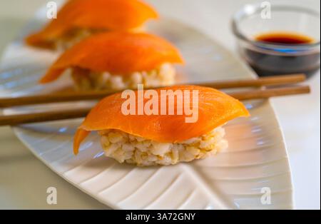 Primo piano di sushi igiri al salmone su riso integrale Foto Stock