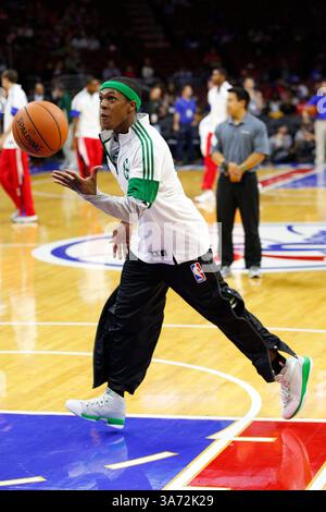 16 ottobre 2014: La guardia dei Boston Celtics Rajon Rondo (9) in azione durante i warm-up prima della gara di pre-stagione NBA tra i Boston Celtics e i Philadelphia 76ers al Wells Fargo Center di Philadelphia, Pennsylvania. (Christopher Szagola/Cal Sport Media)(immagine di credito: © Chris Szagola/Cal Sport Media/ZUMAPRESS.com) Foto Stock