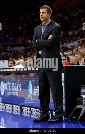 16 ottobre 2014: Il capo-allenatore dei Boston Celtics Brad Stevens guarda durante la gara di pre-stagione NBA tra i Boston Celtics e i Philadelphia 76ers al Wells Fargo Center di Philadelphia, Pennsylvania. (Christopher Szagola/Cal Sport Media)(immagine di credito: © Chris Szagola/Cal Sport Media/ZUMAPRESS.com) Foto Stock