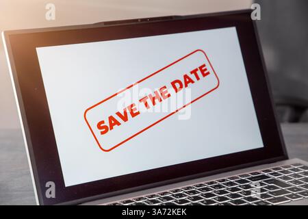 Salva la data: La DATA DI SALVATAGGIO DELLA chiamata viene visualizzata sullo schermo di un laptop Foto Stock