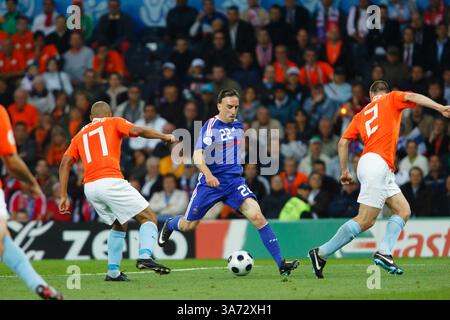 Franck Ribery di Francia (22) sull'attacco contro l'Olanda durante una partita di UEFA Euro 2008 del gruppo C allo Stade de Suisse il 13 giugno 2008 a Berna, Svizzera. Solo per uso editoriale. Uso commerciale vietato. (Fotografia di Jonathan Paul Larsen / Diadem Images) Foto Stock
