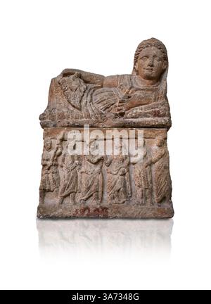 Piccola urna cineraria funeraria etrusca (cineraria) raffigurante una donna sdraiata in stile kline sul coperchio, stile ellenistico, di chiusi II secolo a.C., con re Foto Stock