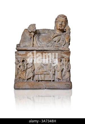 Piccola urna cineraria funeraria etrusca (cineraria) raffigurante una donna sdraiata in stile kline sul coperchio, stile ellenistico, di chiusi II secolo a.C., con re Foto Stock