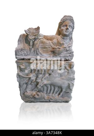 Piccola urna cineraria funeraria etrusca (cineraria) raffigurante una donna sdraiata in stile kline sul coperchio, stile ellenistico, di chiusi II secolo a.C., con re Foto Stock