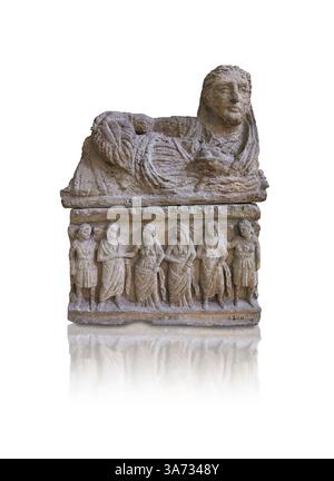 Piccola urna cineraria funeraria etrusca (cineraria) raffigurante una donna sdraiata in stile kline sul coperchio, stile ellenistico, di chiusi II secolo a.C., con re Foto Stock