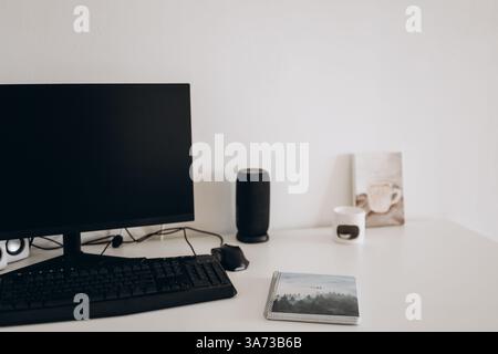 computer desktop con monitor lcd, tastiera e mouse, isolato sul bianco. Con "tracciati di ritaglio" Foto Stock