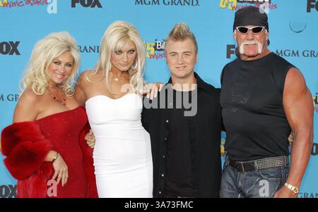 6 dicembre 2005; Las Vegas, Nevada, Stati Uniti; HULK HOGAN (TERRY) e la famiglia, la moglie LINDA, la figlia BROOKE e il figlio NICK ai Billboard Music Awards 2005 all'MGM Grand di Las Vegas, Nevada. Credito obbligatorio: Foto di Roger Williams/ZUMA Press. (©) Copyright 2005 di Roger Williams Foto Stock