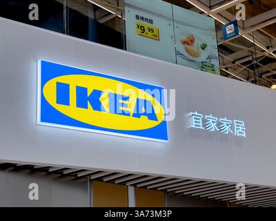 Nanning, Cina - 4 novembre 2023. Logo IKEA Store. IKEA è una multinazionale del mobile. Foto Stock