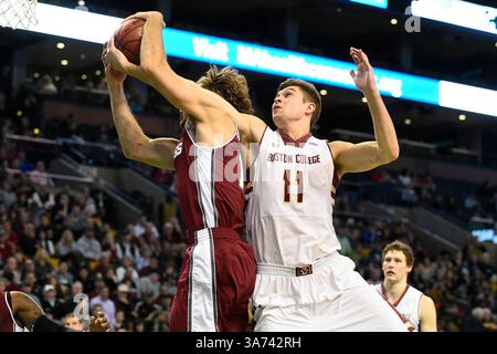 16 novembre 2014 - Boston, Massachusetts, Stati Uniti - l'attaccante Will Magarity del Boston College Eagles (11) lavora per liberare il pallone dal centro dei Minutemen del Massachusetts Tyler Bergantino (11) durante la partita di basket NABC Coaches vs Cancer tra i Boston College Eagles e gli UMass Minutemen tenutasi al TD Garden di Boston Massachusetts. Eric Canha/CSM(immagine di credito: © Eric Canha/Cal Sport Media/ZUMAPRESS.com) Foto Stock