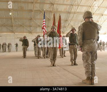 30 aprile 2004; al Asad, Iraq; tenente colonnello JAMES D. GRACE, comandante uscente (a sinistra), Marine Light Attack Helicopter Squadron 167, e tenente colonnello MICHAEL H. BELDING, comandante uscente, Marine Medium Helicopter Squadron 261, entrambi del Marine Aircraft Group 16, 3rd Marine Aircraft Wing, saluto maggiore generale JAMES F. AMOS, comandante generale, 3rd MAW, durante la cerimonia del cambio di comando aprile 30. Durante la cerimonia, il tenente colonnello CHRISTOPHER M. CLAYTON prese il comando dei "Warriors" HMLA-167 e il tenente colonnello JOHN R. PARKER prese il comando degli HMM-261 "Raging Bulls" nel primo corpo dei Marines du Foto Stock