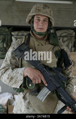3 maggio 2004; Camp Fallujah, Iraq; Sgt. JUSTIN M. RETTENBERGER è un leader di squadra per 1st Platoon, compagnia e, 2nd Battalion, 1st Marine Regiment sotto Regimental Combat Team 1, 1st Marine Division. Rettenberger è un ventiquattrenne di Hazelgreen, Wisc., attualmente al suo secondo tour in Iraq a sostegno dell'operazione Iraqi Freedom. Foto Stock