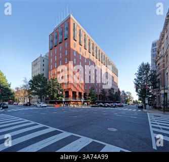 Il nuovo edificio per uffici Executive, 725 17th Street NW, e' un moderno edificio per uffici in mattoni rossi vicino alla Casa Bianca che ospita il personale federale della filiale esecutiva. Foto Stock