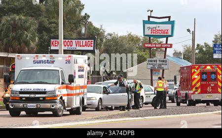 14 gennaio 2015 - St. Petersburg, Florida, Stati Uniti - SCOTT KEELER | TIMES. I membri del dipartimento di polizia di San Pietroburgo indagano sulla scena di un incidente di tre veicoli sulla 34th Street North, 14 gennaio 2105. Sia gli equipaggi dei vigili del fuoco di San Pietroburgo che quelli della Sunstar hanno risposto alla scena. Nella contea di Pinellas, l'obiettivo è che un'ambulanza rimanga sulla scena di un incidente non più di 10 minuti il 90% del tempo. L'idea è di portare quel paziente a un pronto soccorso e un medico al più presto. Ma per i primi 11 mesi del 2014, Sunstar ha raggiunto una media di 20 minuti, più del doppio di quanto delineato nel contratto. (C Foto Stock